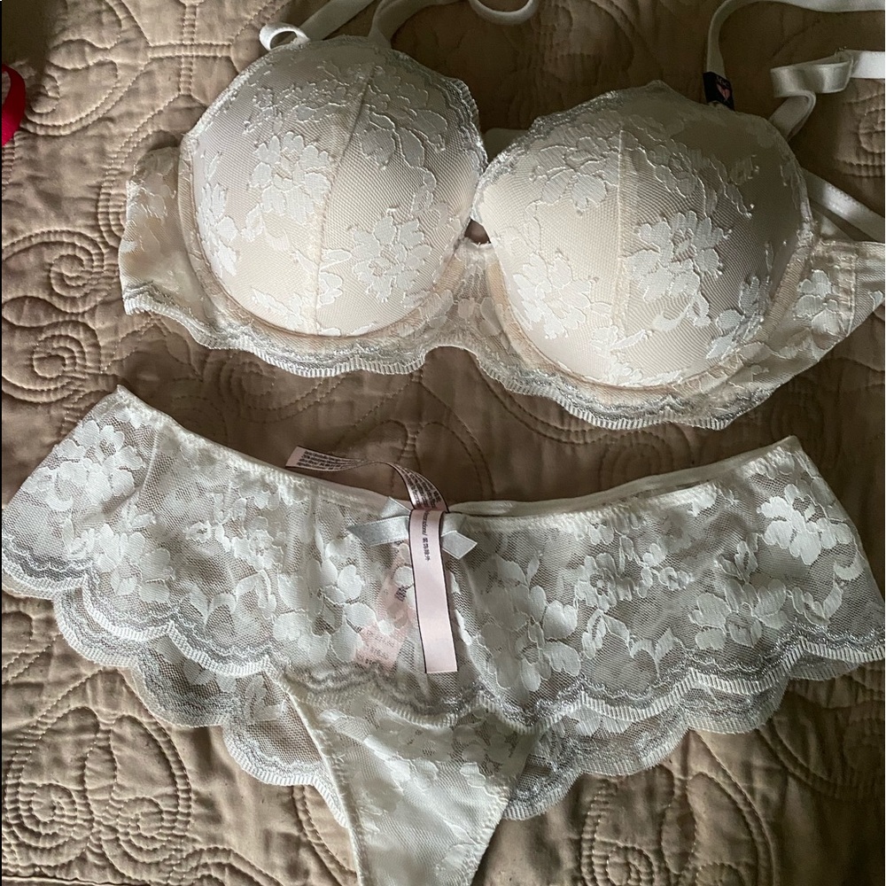 New with tags Victoria secret bra & 2 panties set